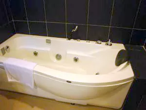 Bathtub with Jet Features