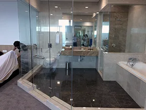 The Shower Room is Equipped with Glass Walls, Allowing Instructors to Observe and Guide the Work Inside.