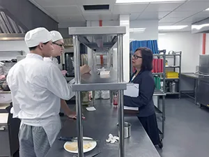 先生より指示を受ける学生